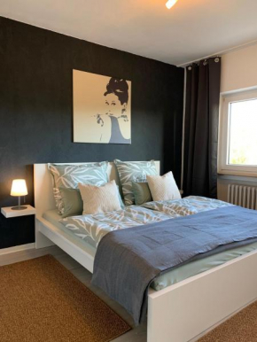 Cozy Apartment - 2 BR, Spacious Kitchen, Balcony, Top Location Hemsbach